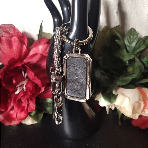 Gucci Leather Embossed Dog Tag KeyChain/Bag Charm GIFTABLE PRISTINE COND… - Picture 3 of 16